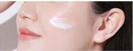볼에 크림을 바른 모습